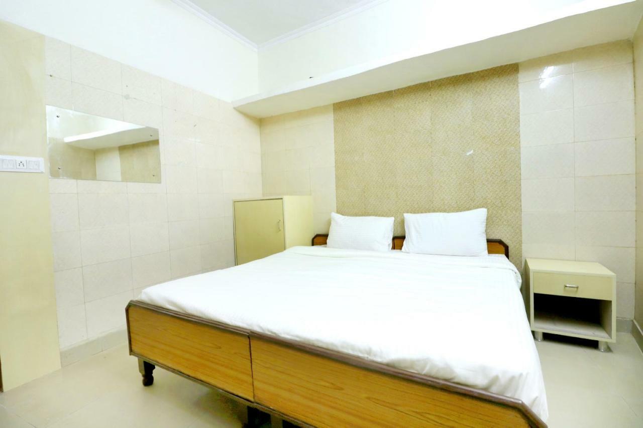 Spot On 44679 Hotel Samrat Sohāna Kültér fotó